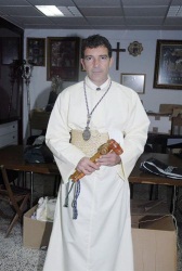 Como de costumbre el actor se vistió según la tradición en su tierra natal para dirigir y cargar las andas con las imágenes de la Pasión de Cristo